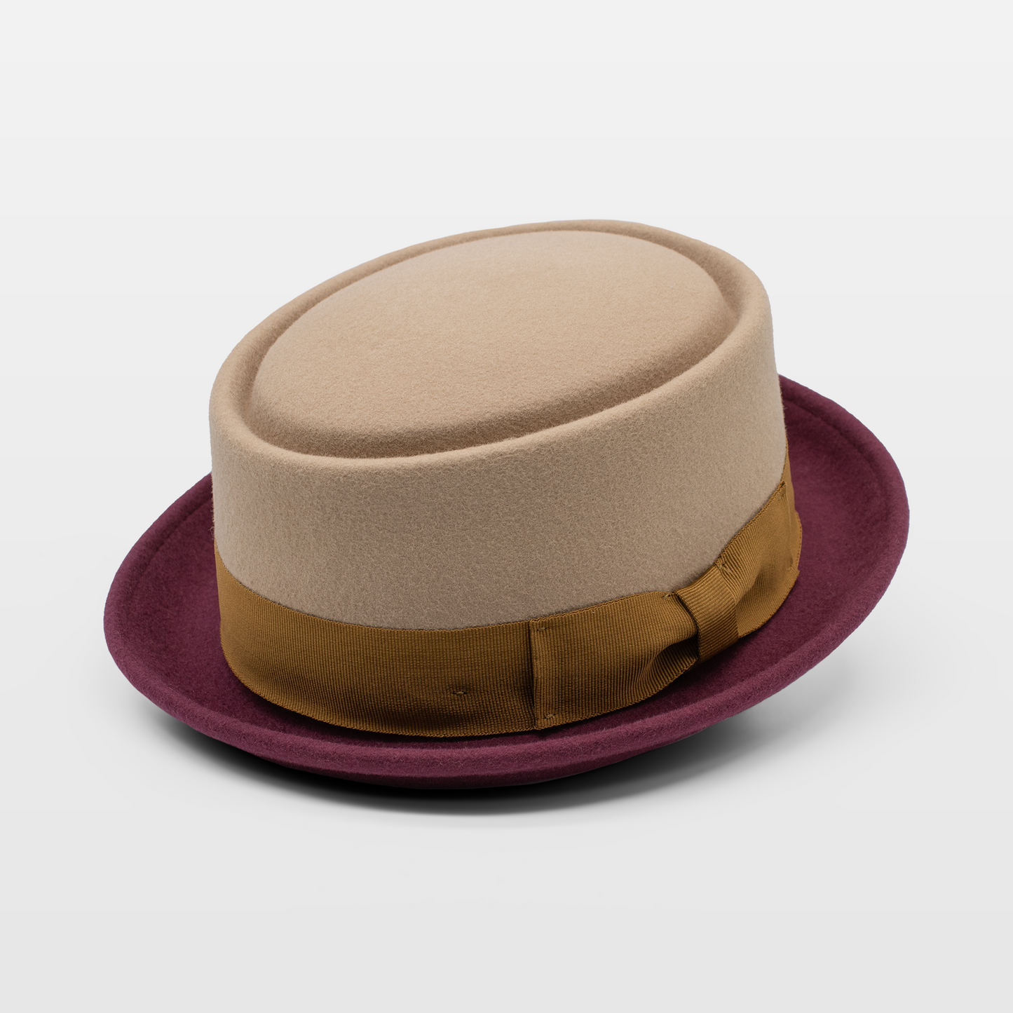 Beige round crown hat with a brown ribbon and a burgundy brim